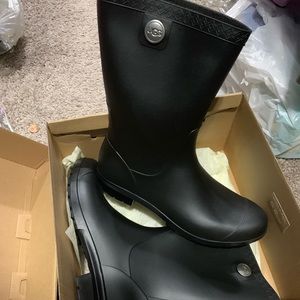 Ugg rain boots size 9